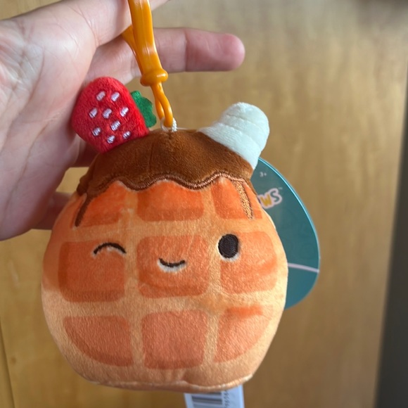 🔴NWT 3.5” Weaver the Waffle strawberry whipped cream Keychain Clip Squishmallows - Picture 1 of 1